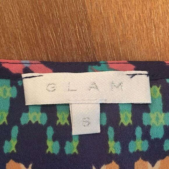 Sleeveless Aztec V-Neck Top - Picture 8 of 10